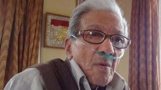 रेडियो नेपालका प्रथम गायक र वरिष्ठ नाट्यकर्मी हरिप्रसाद रिमाल हाल अक्सिजनको सहारामा निकै अस्वस्थ जीवन बिताइरकेका छन्।