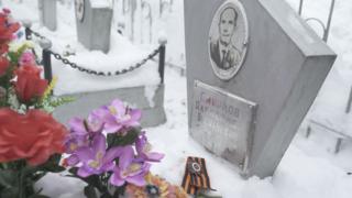 семья Смирнова на кладбище