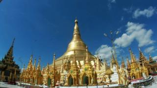 ရွှေစင်ရွှေပြားတွေရဲ့အရည်အသွေးကို သီးခြားအလုပ်ရုံမှာ အဆင့်ဆင့်စစ်ဆေးနေ