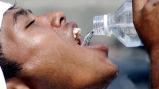 পানি পান করছেন একজন