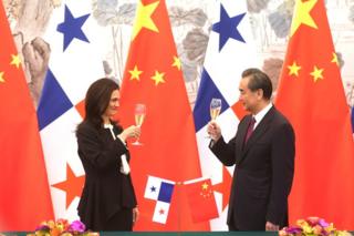 Фотография министра иностранных дел Китая Ван И (справа), поджаривающего министра иностранных дел Панамы Изабель Сен-Мало-де-Альварадо