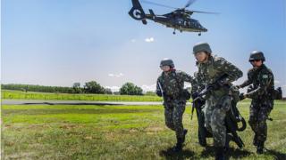 Quatro homens do Exército durante treinamento