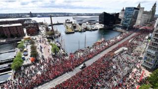 fans line the Strand