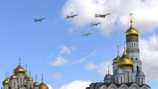 Стратегические бомбардировщики на фоне кремлевского собора