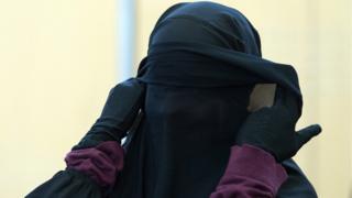 مرأة ألمانية أثناء محاكمتها في مدينة دوسلدورف بتهمة التواطؤ مع تنظيم الدولة عام 2015