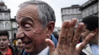 Centre-right Portuguese presidential candidate Marcelo Rebelo Sousa campaigning in the town of Guimaraes (22 January)