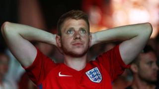 Aficionado de Inglaterra en el día en el que su selección cae eliminada en semifinales.