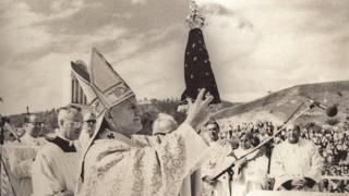 Papa João Paulo 2º segura imagem de Nossa Senhora Aparecida durante visita ao Brasil