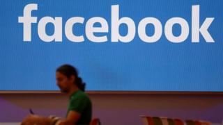 Hombre difuminado sobre logo Facebook.