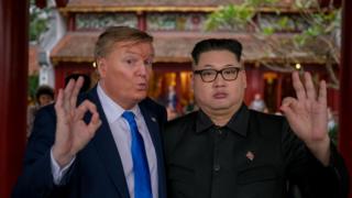 Russell White đến từ Canada trong trang phục ông Trump và Howard X đến từ Hongkong đóng vai ông Kim Jong-un