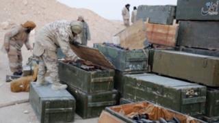 боевики ИГ с захваченным в пальмире оружием