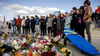 Ein Gedenken an den Surfclub The Shore am Strand von Scheveningen zum Gedenken an die verstorbenen Surfer in Scheveningen, Niederlande, am 13. Mai 2020