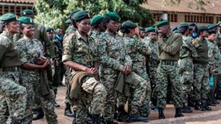 Inkumi n'imisore ya NYS barindiriye gutora ku biro vy'amatora vy'i Nairobi imbere yuko baja gufasha mu gikorwa c'amatora