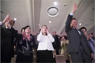 11일 오후 서울 국립중앙극장에서 북한 예술단의 공연을 관람하는 북한 김여정 중앙위원회 제1부부장과 한국 문재인 대통령
