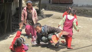 जुम्लामा खेलिरहेका बालबालिका