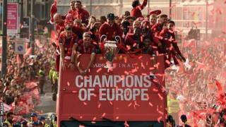 Ikipe ya Liverpool mu karasisi ka kilometero 12 - kamaze hafi amasaha ane - yakirwa n'abafana igeze mu rugo nyuma yo kwegukana Champions League