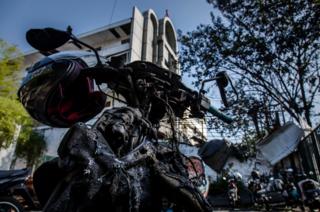 Kerusakan dan kehancuran di luar Gereja Pantekosta Surabaya, akibat serangan bom bunuh diri yang dilancarkan keluarga Dita yang disebut sebagai tokoh JAD pimpinan Aman Abdurrahman.