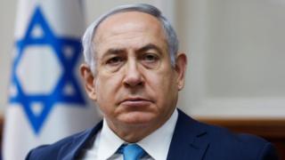 Mr Netanyahu ayaa lagu soo warramay inuu dhowr jeer la kulmay dadka baaritaannada sameynaya
