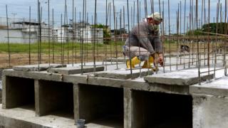 Ein Mann arbeitet am 15. April 2020 auf dem Friedhof Angel Maria Canales in Guayaquil, Ecuador, an der Herstellung von Gräbern für Opfer von Covid-19