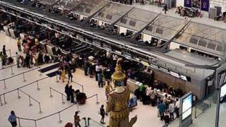 Ils sont restés coincés à l'aéroport de Bangkok où des compagnies aériennes leur donnent de quoi manger.