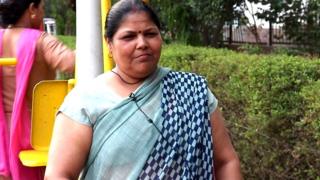 दिल्लीतल्या या ओपन जिममध्ये महिला बिंधास्त साडीमध्ये व्यायाम करताना दिसतात.