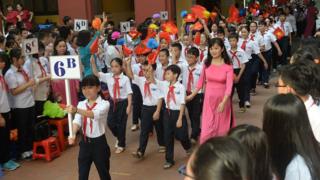 Học sinh lớp sáu tại lễ khai giảng ở Hà Nội