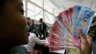 Pesin dey hold money
