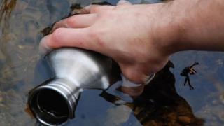 Рука зачерпує воду