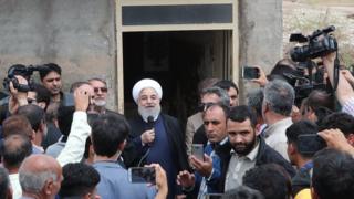 حسن روحانی رئیس جمهور ایران در جریان حضورش در لرستان گفته وزیر کشور مسئول بازسازی مناطق سیل زده است