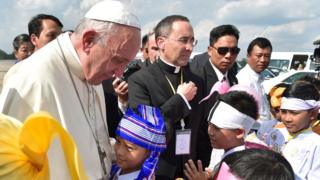El Papa en su llegada a Yangón, Birmania