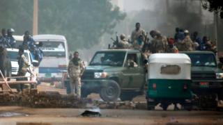 قوات أمنية سودانية تنتشر حول مقر الجيش في الخرطوم. الصورة بتاريخ: 3 يونيو/ حزيران 2019