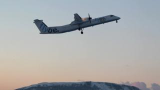 Самолет Flybe взлетает