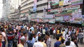 ঢাকার নয়াপল্টনে বিএনপির অফিসের সামনে মনোনয়নপ্রার্থীদের ভিড়