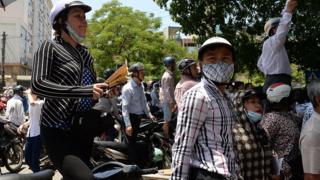 Phụ huynh chờ đón con sau kỳ thi đại học 2015 kết thúc
