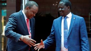 Raila Odinga (R) na Uhuru Kenyatta (L)