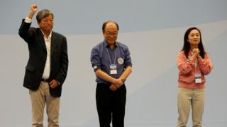 陳凱欣(右)擊敗了李卓人(左)及馮檢基當選。