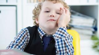 Niño aburrido en clase.