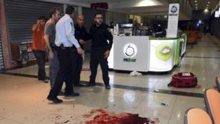 Israeli security personnel stand inside Beersheba bus station, where Eritrean Mulu Habtom Zerhom was shot and beaten to death (18 October 2015)