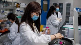 علماء في مختبر في بكين يعملون على لقاح فيروس كورونا