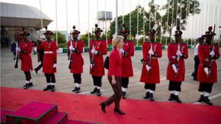 Sojojin da ke faretin ban-girma sun tsaya kyam a filin jirgin saman Abuja na Najeriya a lokacin da Ministar tsaron Jamus Ursula von der Leyen ke wucewa.