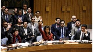 El embajador de Bolivia ante Naciones Unidas observa a sus colegas de EE.UU. y Reino Unido votar a favor de una moción presentada ante el Consejo de Seguridad.