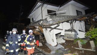 最大震度7の揺れを観測した熊本県益城町では複数の家屋が倒壊した(15日)