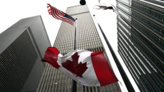 Канадский флаг развевается на пол-мачте в Генеральном консульстве Канады в Нью-Йорке 23 октября 2014 года.