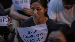 女性示威者