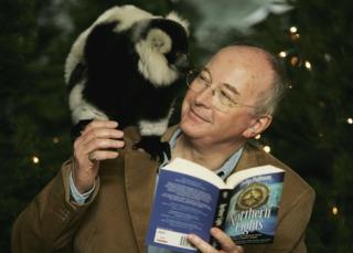 Philip Pullman con la portada de Northern Lights