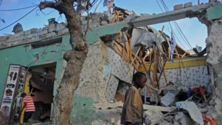Mogadishu irakunze kwibasigwa n'ibitero biturutse ku bibombe vyatezwe mu miduga