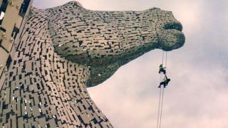 Hombres trabajando en la escultura Los Kelpies en Escocia