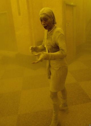 Марси Бордерс покрыта пылью, когда она находит убежище в офисном здании после обрушения одной из башен Всемирного торгового центра в Нью-Йорке 11 сентября 2001 года.