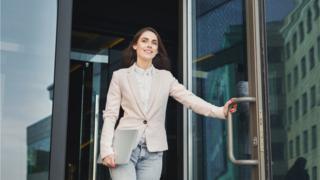 Mujer saliendo de la oficina