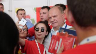 Зюганов с поклонницей